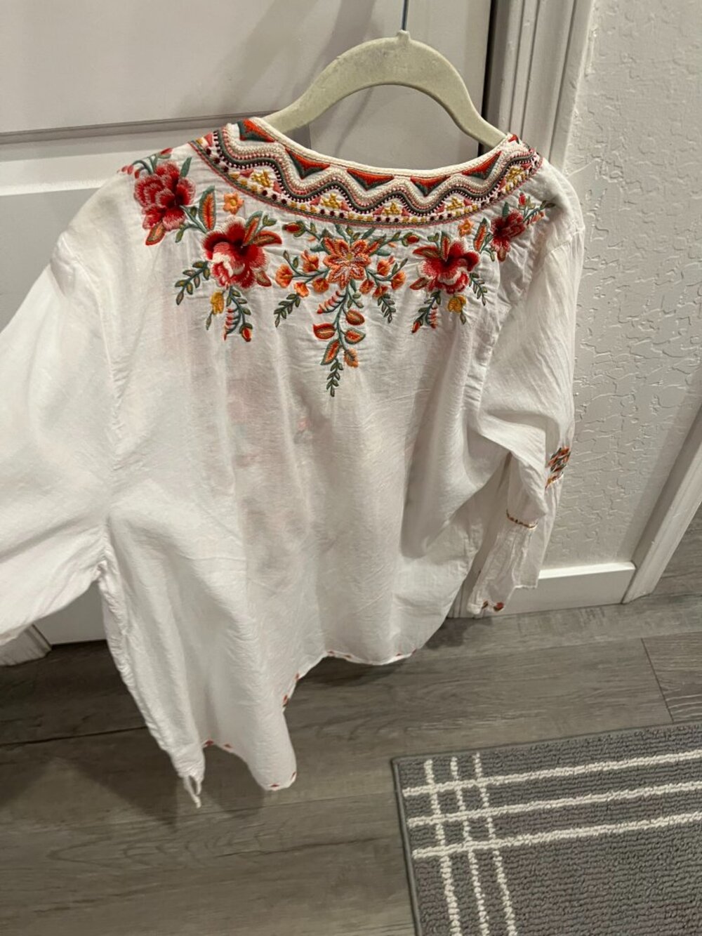 NWT Johnny Was Alise Flare Sleeve Boho Blouse in White Embroidered V-neck Top L - Picture 9 of 13